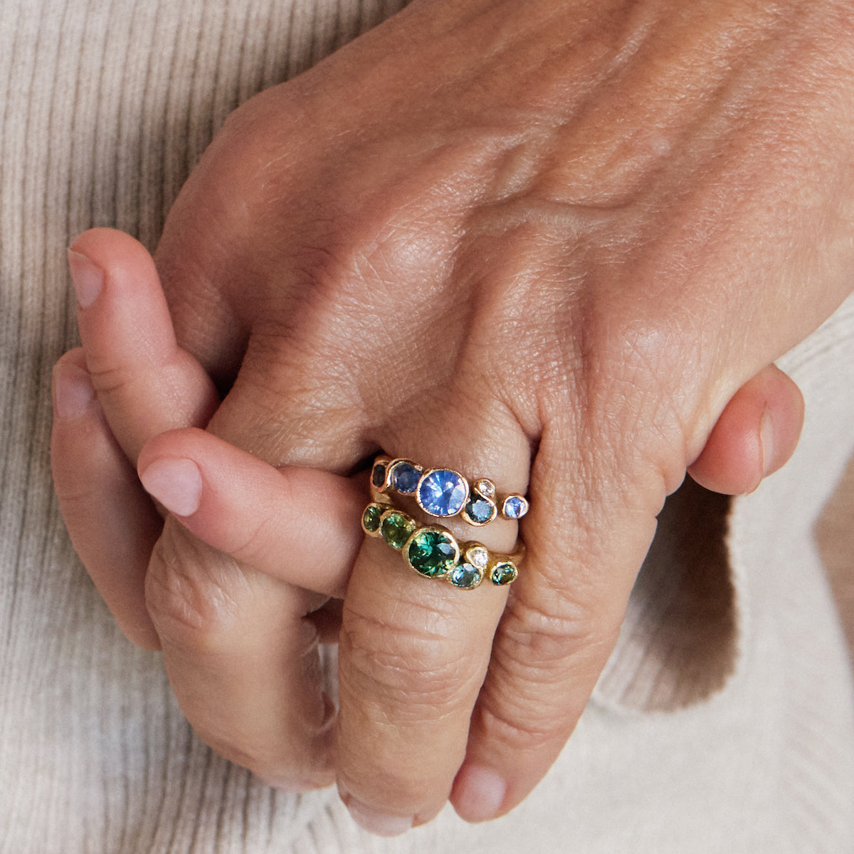 AkariH×Sorm'86プロミスリング7号 Emily Nixon Blue Round Sapphire Cluster Ring in 18K Yellow Gold